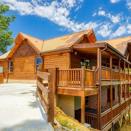 Majestic Splash- 8 Bedroom, Indoor Pool, Hot Tub, 1089 Free Tickets Each Paid Day, Dollywood Sevierville Exterior photo