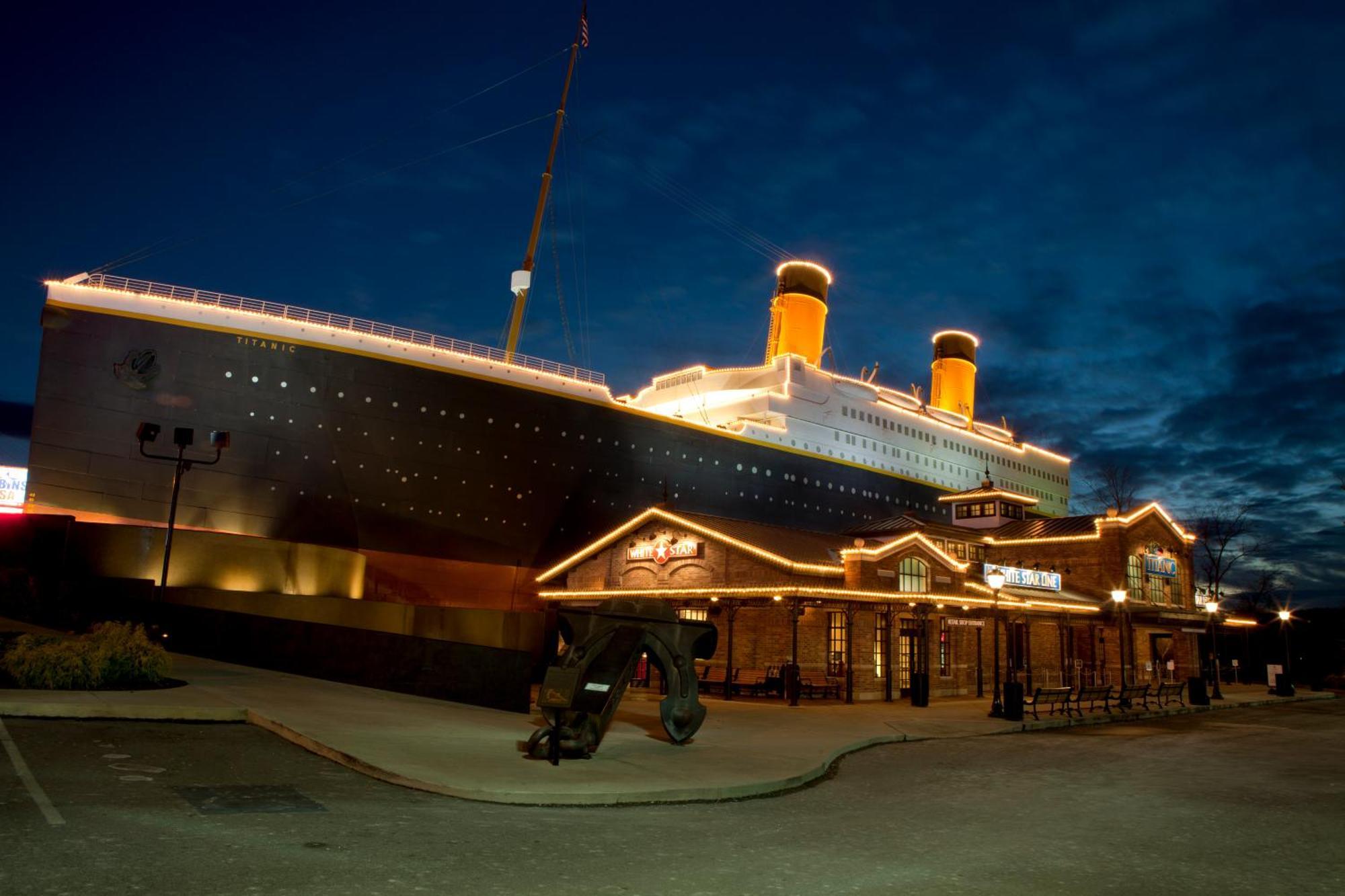 Majestic Splash- 8 Bedroom, Indoor Pool, Hot Tub, 1089 Free Tickets Each Paid Day, Dollywood Sevierville Exterior photo
