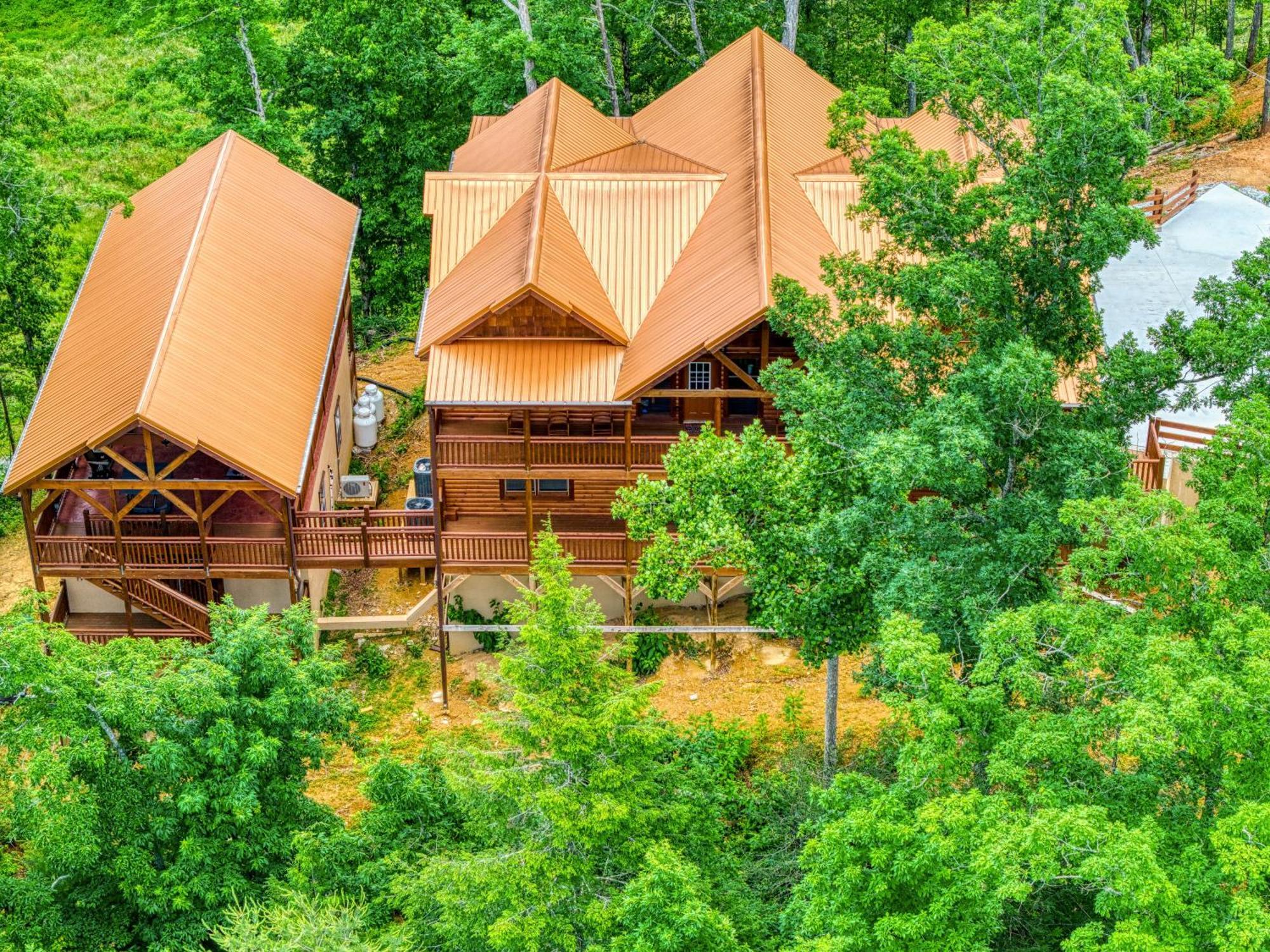 Majestic Splash- 8 Bedroom, Indoor Pool, Hot Tub, 1089 Free Tickets Each Paid Day, Dollywood Sevierville Exterior photo